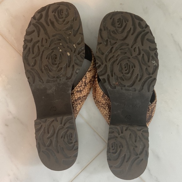 Taryn Rose size 40, size 9 - 9 1/2 snakeskin flip flops. VG condition - Picture 4 of 5